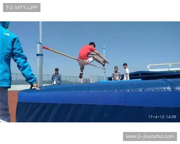 高安市八小足球队队员勇攀高峰 努力拼搏展现青春风采